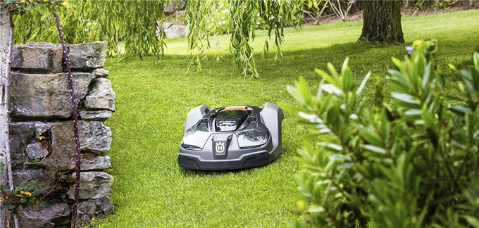Robot Automower 450X cortando el césped