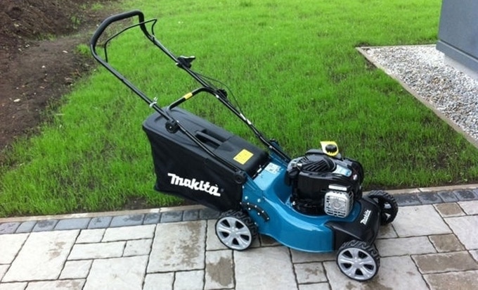 Cortacésped a gasolina Makita sin tracción